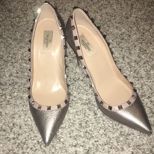 Valentino Rockstud Pointy Toe Pumps -Sasso/poudre